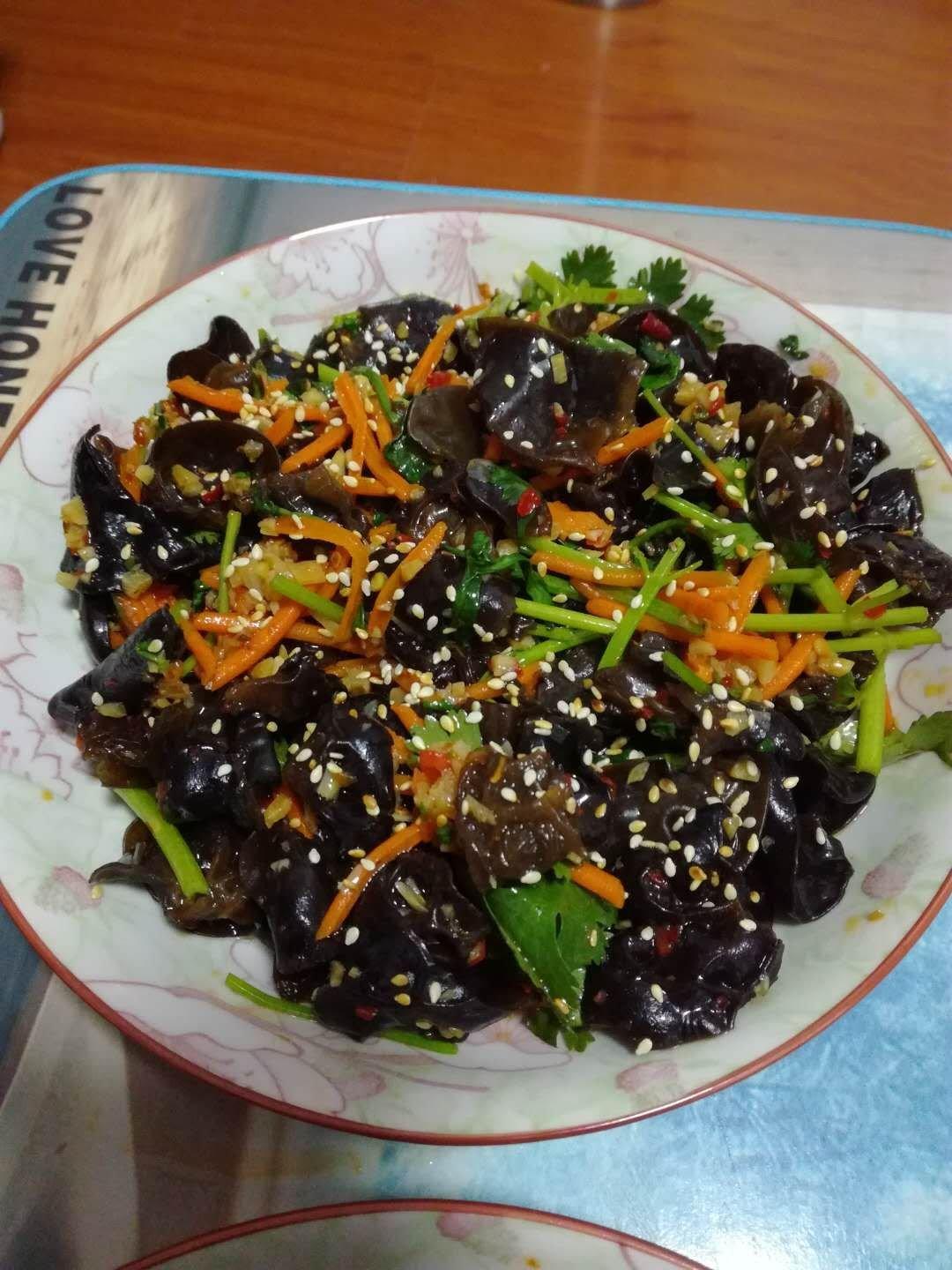 下厨房用户a1xw做的凉拌胡萝卜黑木耳