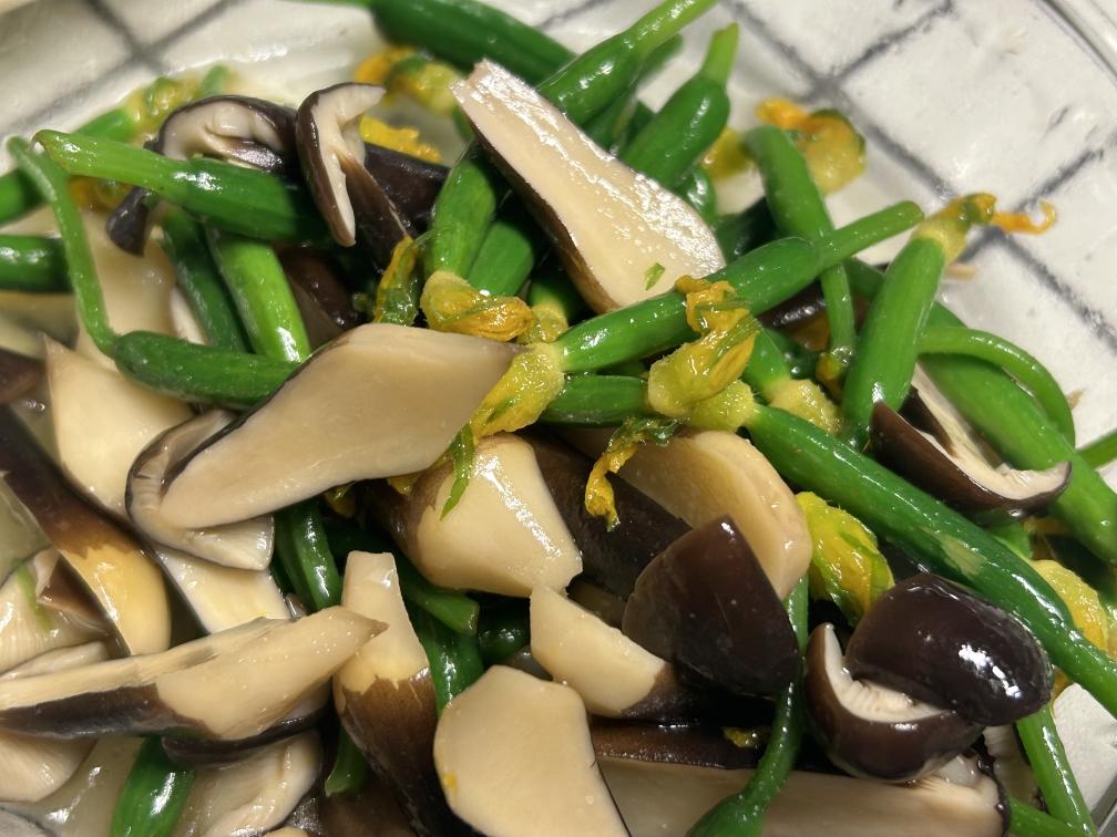 黑鸡枞菌素炒黄瓜花