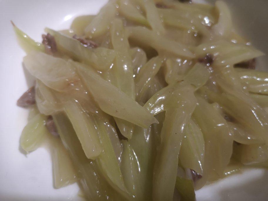 怎样炒出饭店级别的幼嫩西芹（附正确的西芹处理手法）