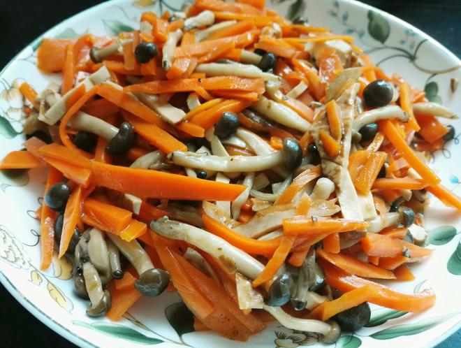 胡萝卜蟹味菇炒豆干的做法