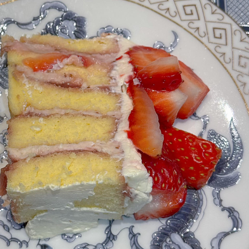 草莓年轮蛋糕，不用抹面不怕卷裂，好看又好吃，圣诞蛋糕就是她了！