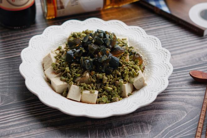 属于谷雨时节的香椿皮蛋拌豆腐的做法