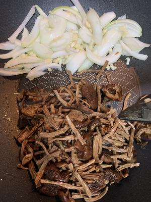 香嫩爽滑老少咸宜牛肉洋葱炒茶树菇的做法 步骤10