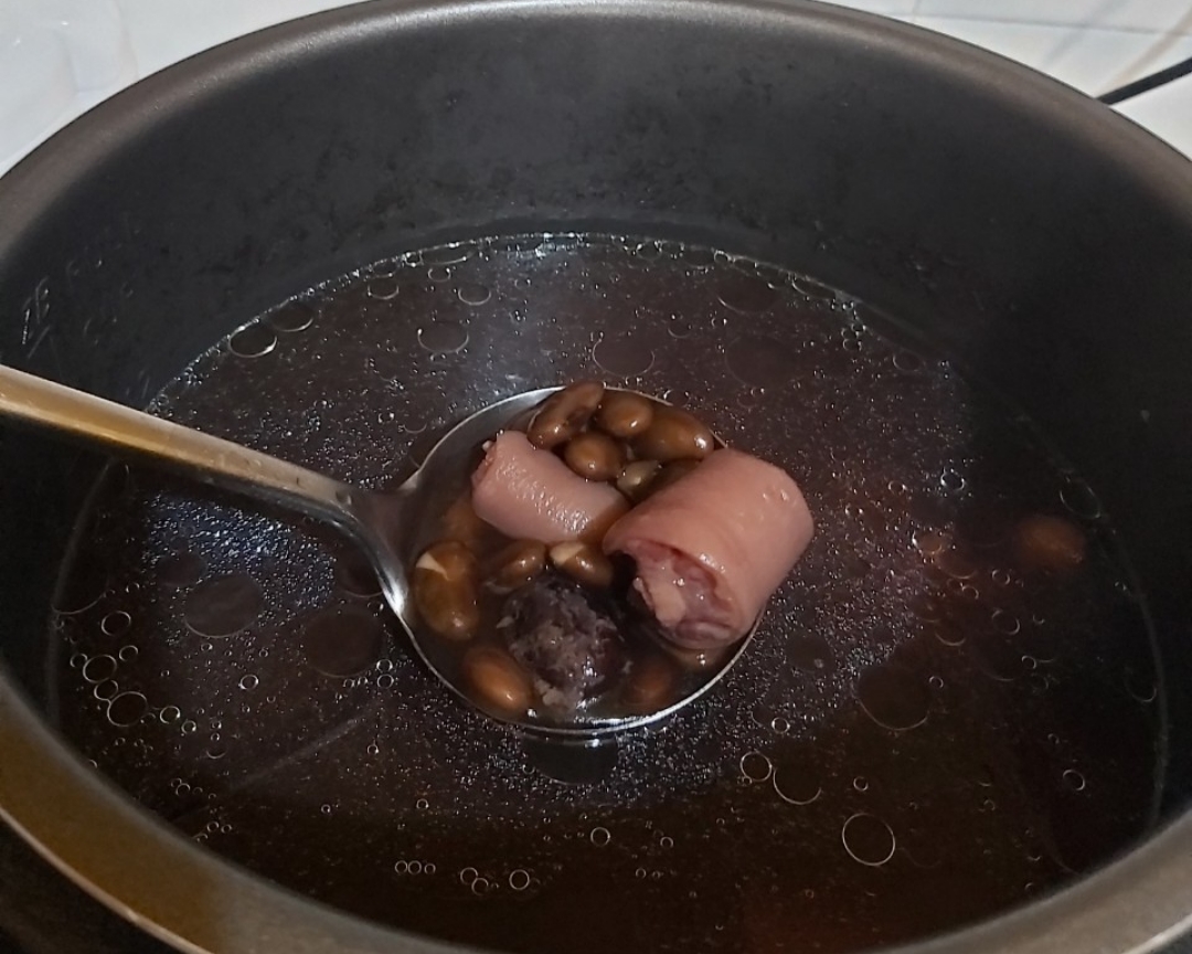 黑豆猪尾汤的做法 步骤7