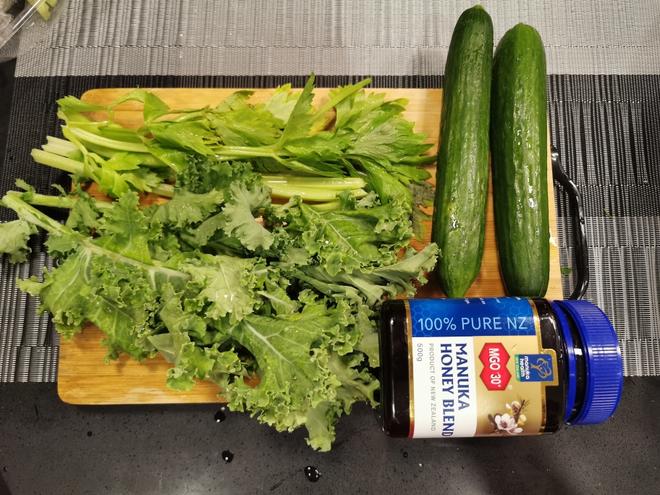 减肥果蔬汁|黄瓜芹菜羽衣甘蓝汁的做法