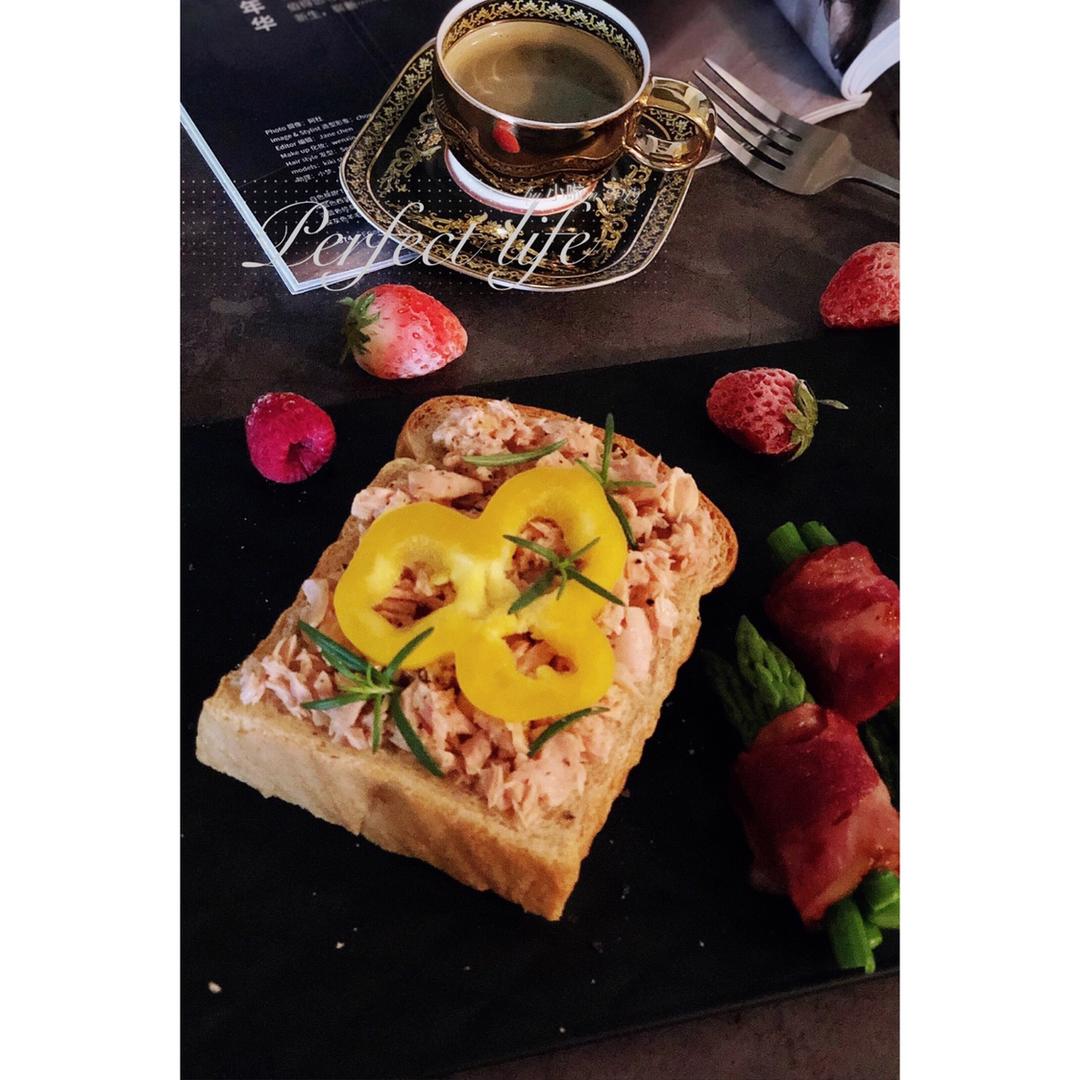 开放式——金枪鱼吐司