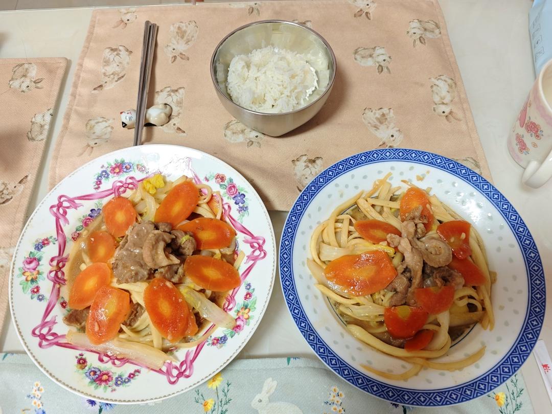 茭白、胡萝卜、黄白菜炒肉