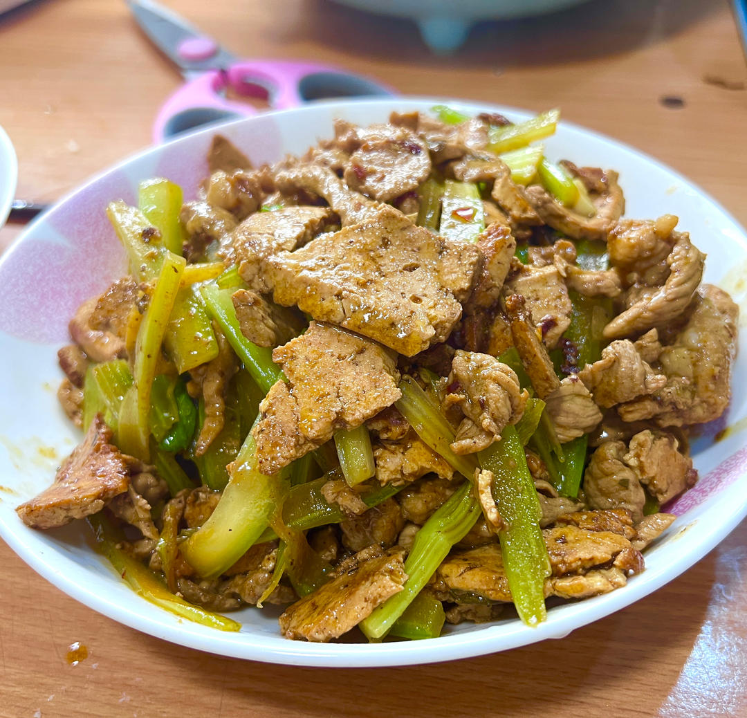 芹菜香干炒肉