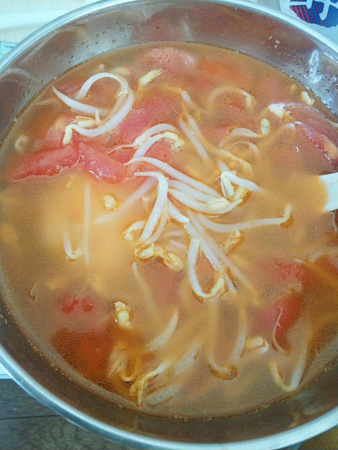 学做老妈的家常菜做的豆芽西红柿汤