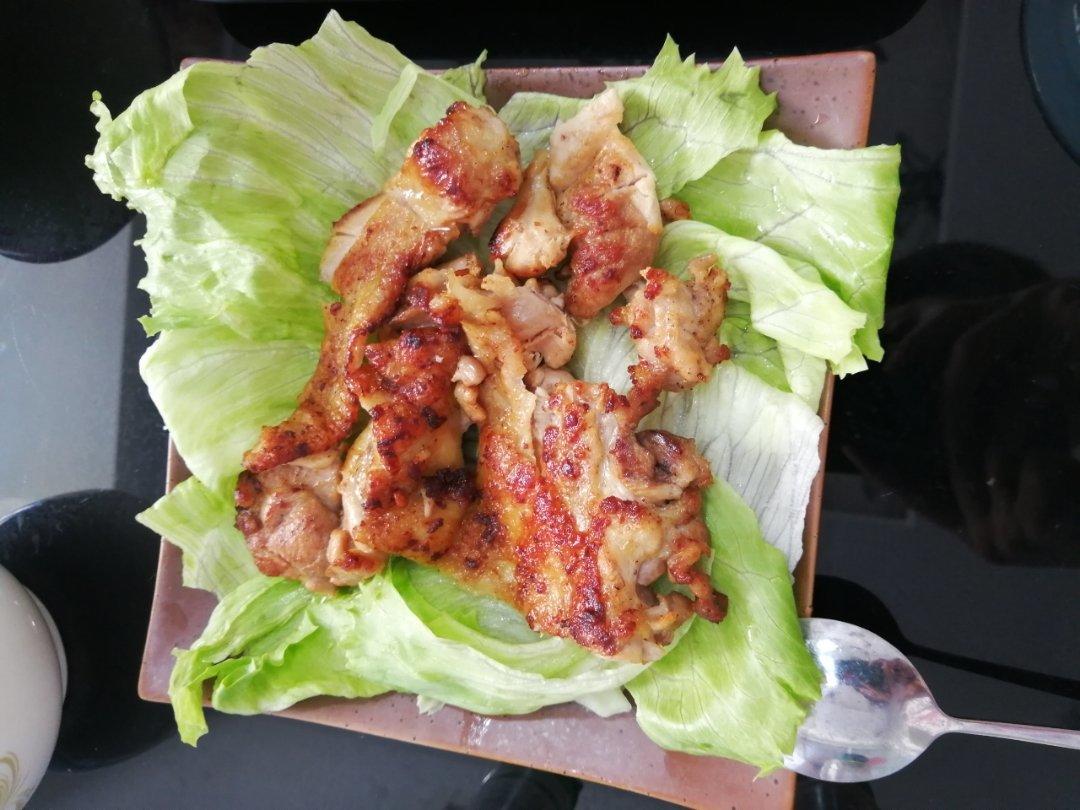 煎蒜香鸡腿肉