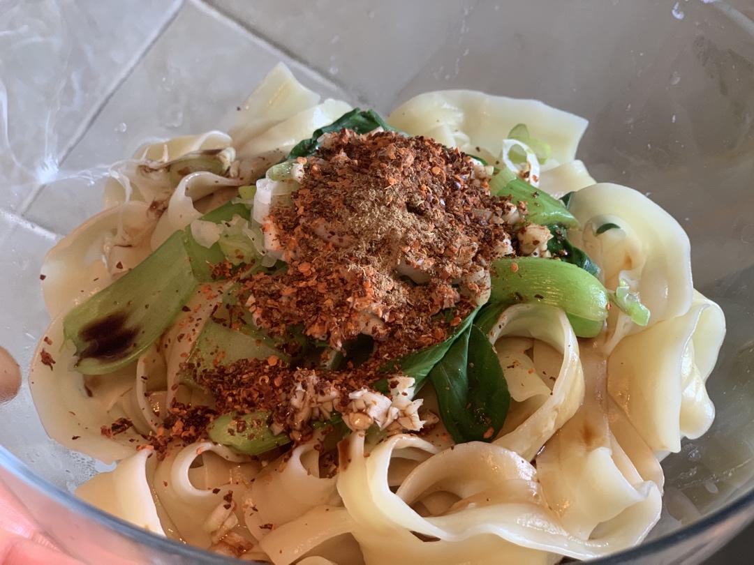 十分钟就能吃上的超简单油泼面