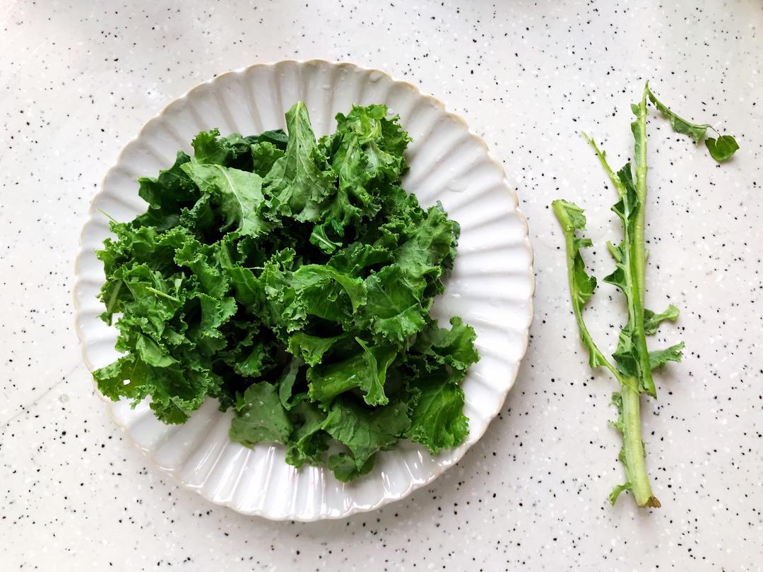 羽衣甘蓝芝麻菜苹果汁的做法 步骤2