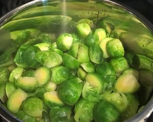 5分钟孢子甘蓝 (Brussels Sprouts)的做法 步骤2