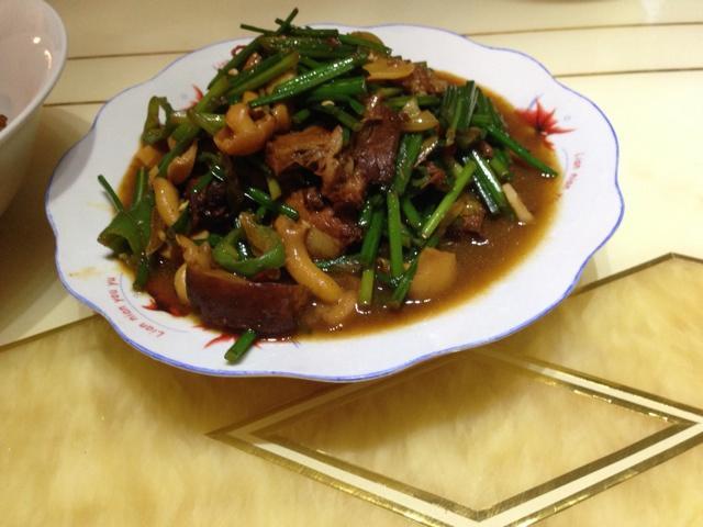 茶树菇韭菜苔炒猪肉的做法