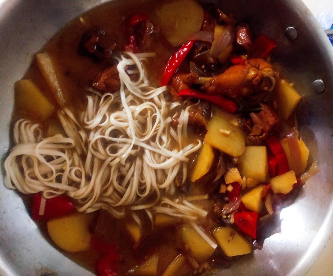 家常大盘鸡加手擀宽面