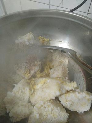 馋哭隔壁小孩的火腿鸡蛋玉米粒炒饭的做法 步骤4