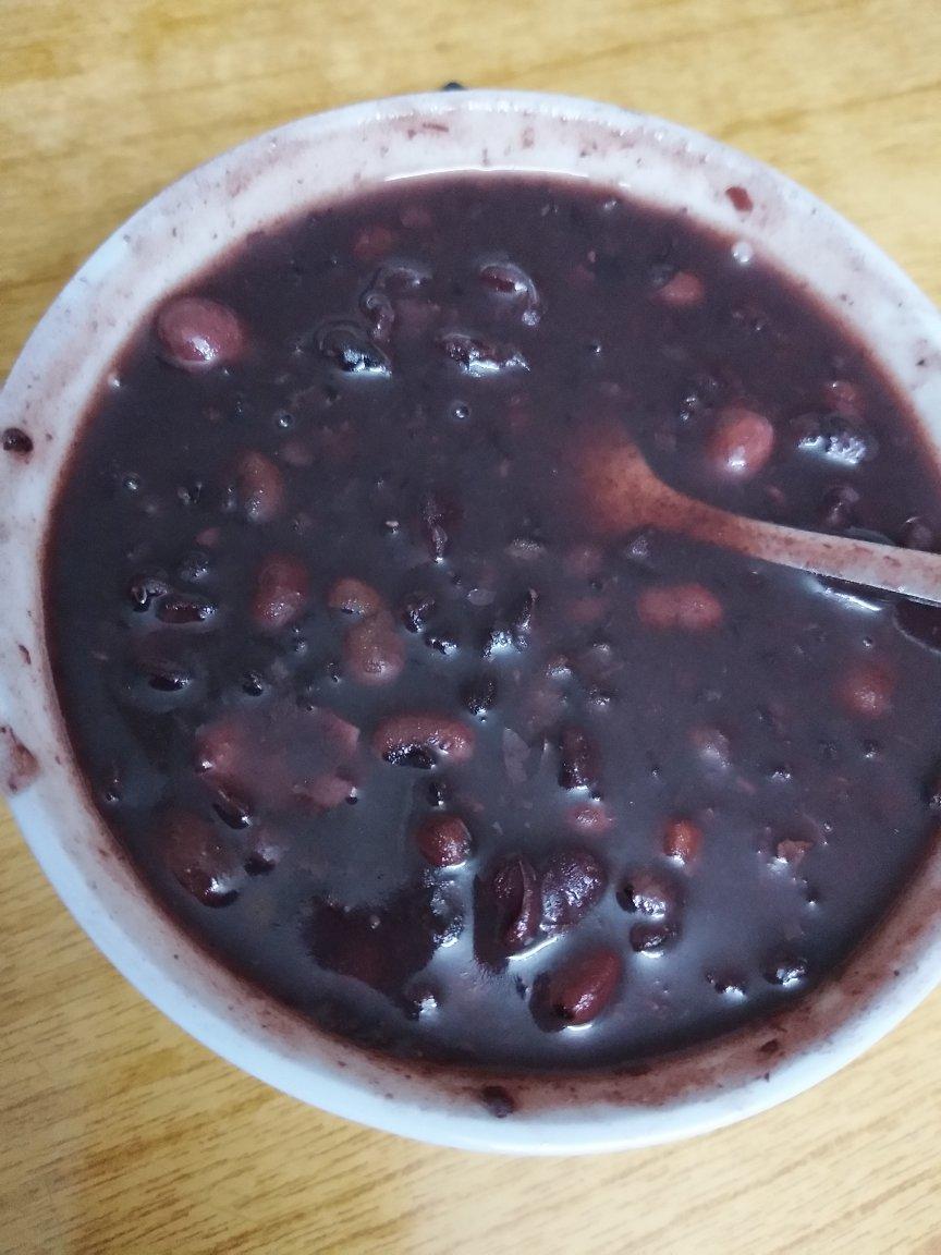 红豆薏仁黑米粥