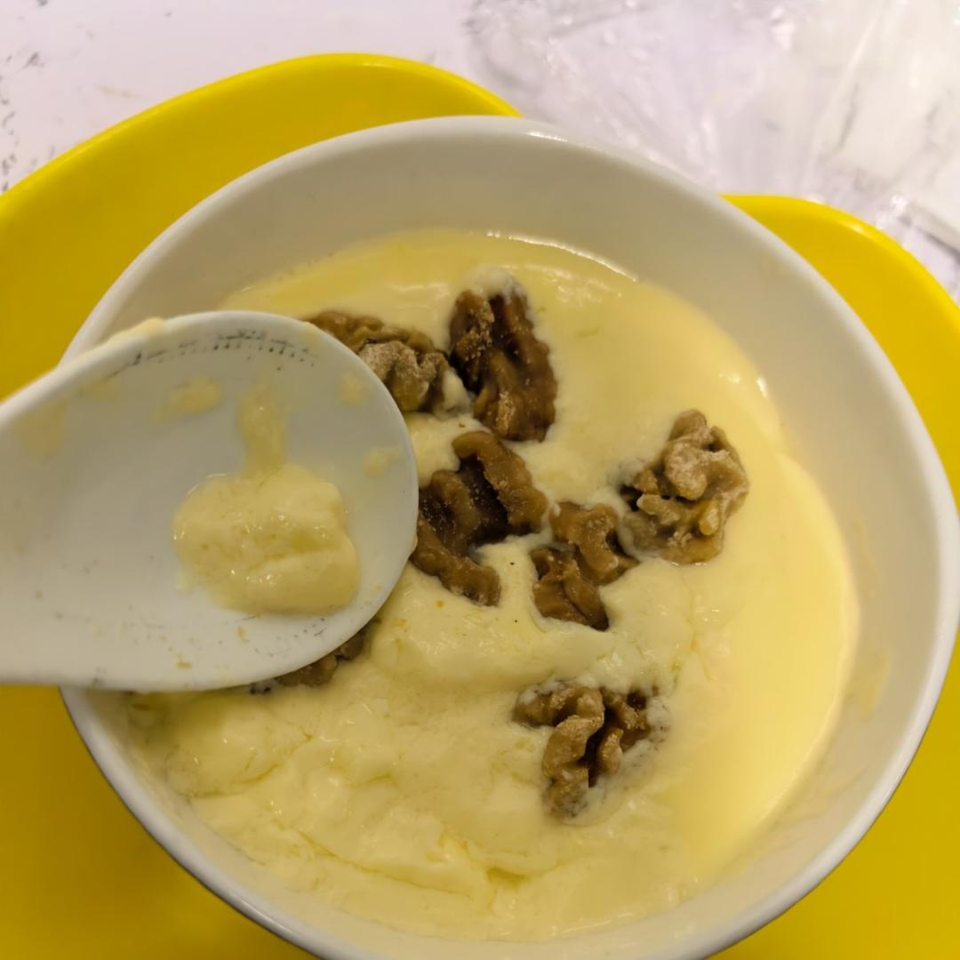 孕妇甜点之微波炉版核桃牛奶蒸蛋牛奶布丁