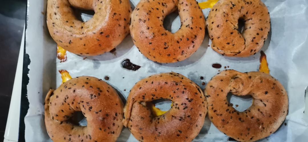 咸香黑芝麻贝果