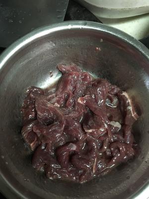 黑皮鸡枞菌炒牛肉的做法 步骤1