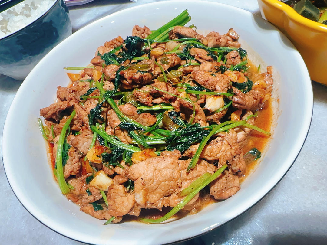 香菜炒牛肉，香辣下饭，爱吃香菜的朋友看过来，拌饭绝了