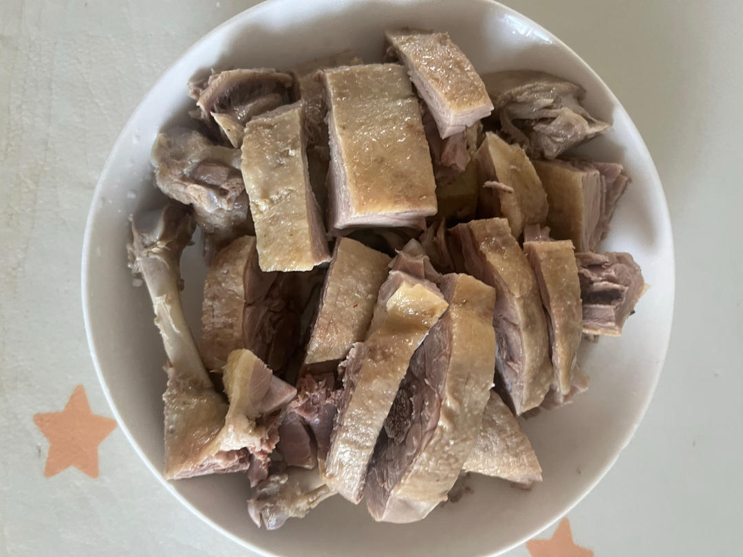 盐水鸭，不焯水，仅需一个小妙招，一只鸭腿足够有滋有味