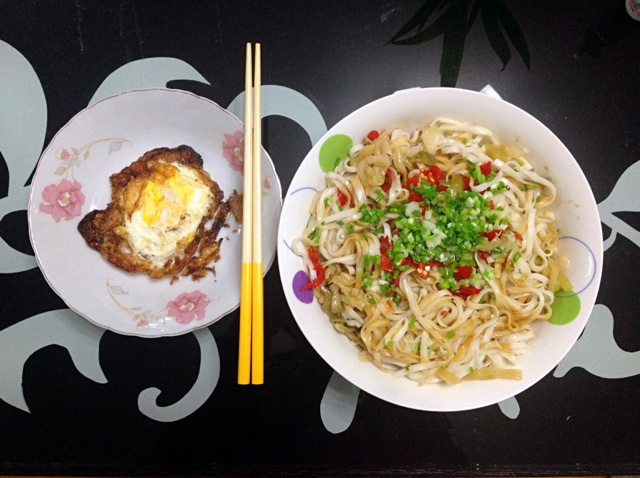 葱爆面—就是汪涵在天天向上里面做的那个啦