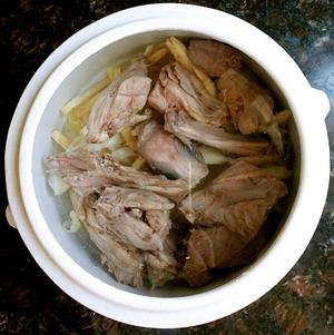 沙参玉竹煲青头鸭汤的做法 步骤2