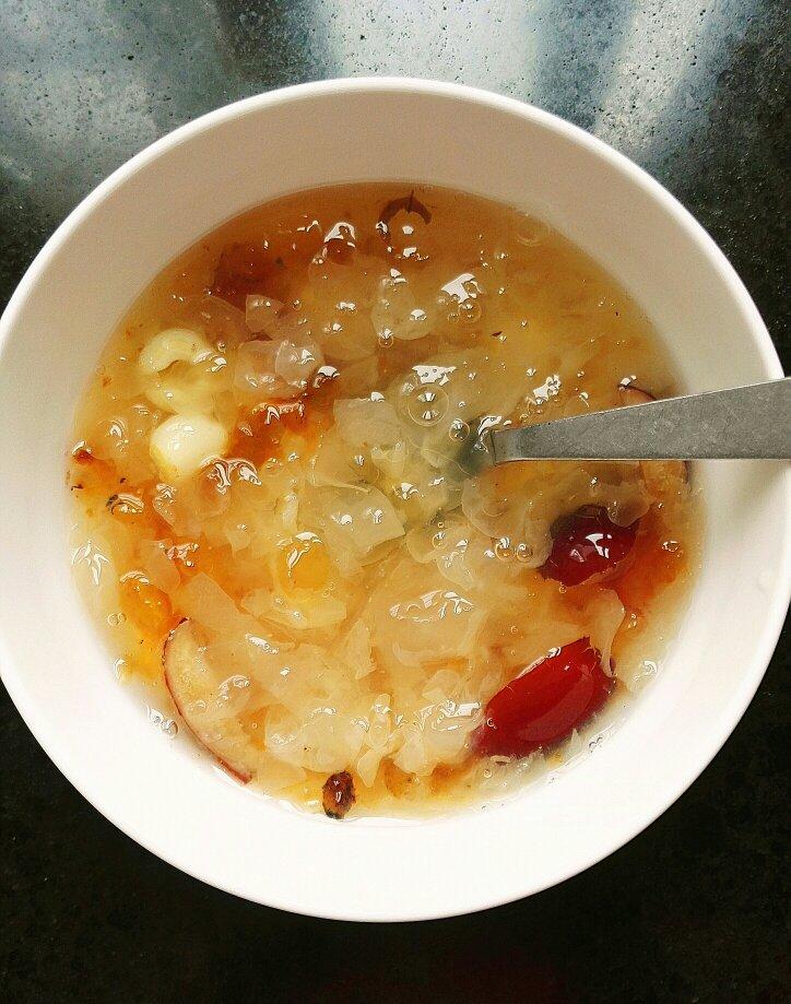 桃胶银耳红枣羹