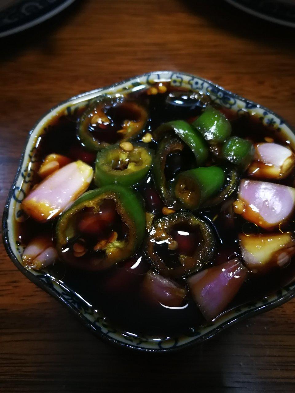 酱油泡蒜头辣椒圈