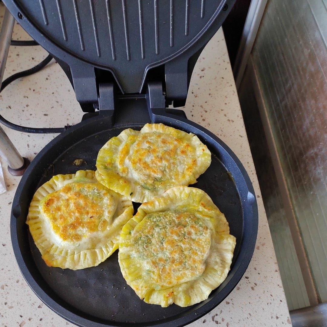 超快手韭菜盒子！用饺子皮就能做！