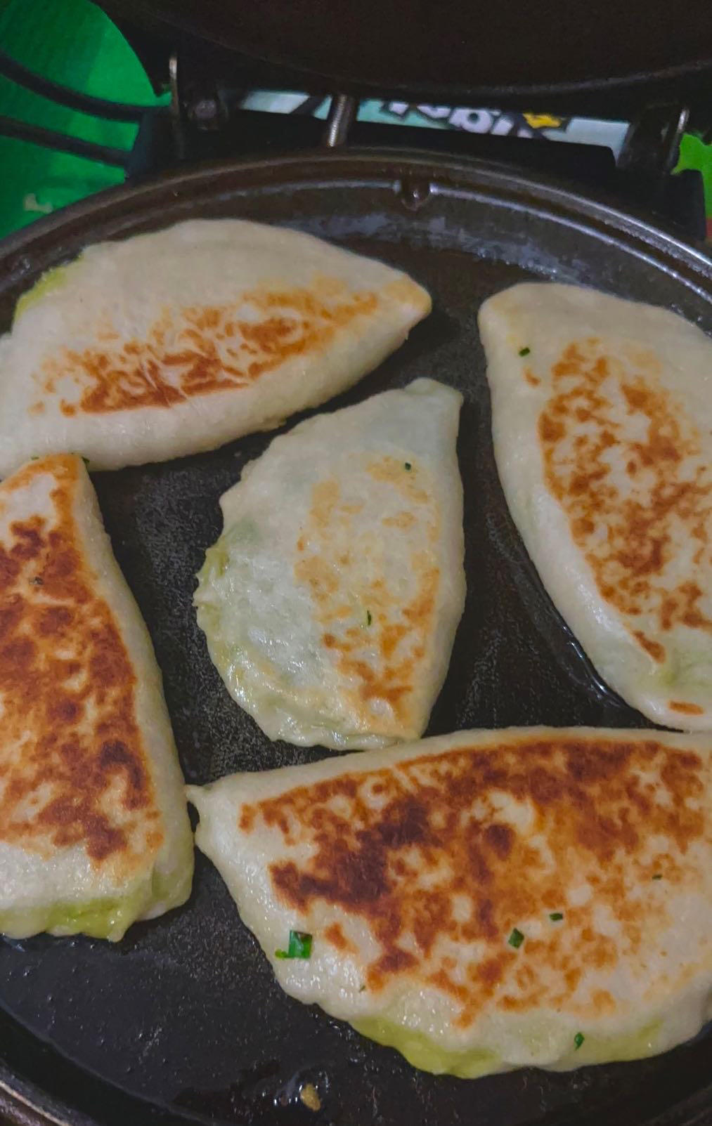 ㊙️烫面韭菜盒子 凉了也不硬 附包成完美半圆的细节视频