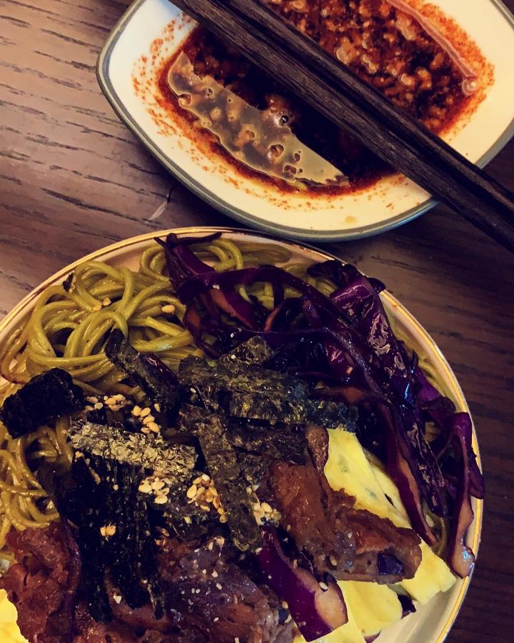 《逃避虽可耻但有用》（平匡桑直授的）瓦片抹茶荞麦面