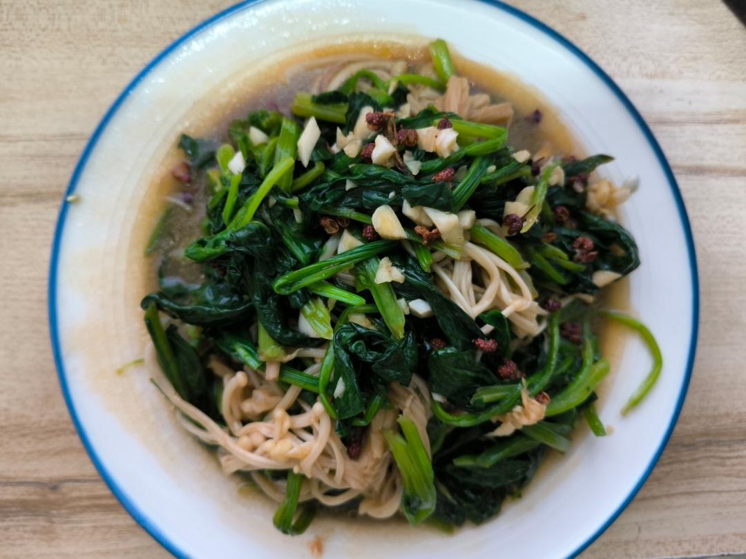 金蒜菠菜拌金针菇