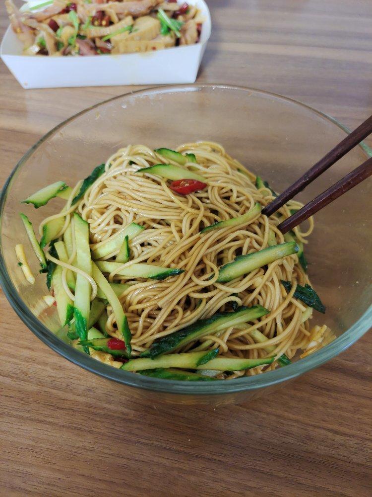 十分钟做好一盘开胃凉拌面～太好吃啦