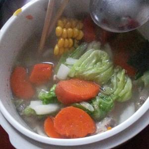 胡萝卜玉米菜心排骨汤的做法 步骤3