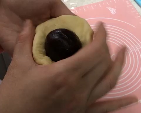 手揉版旋风豆沙毛毛虫面包的做法 步骤9
