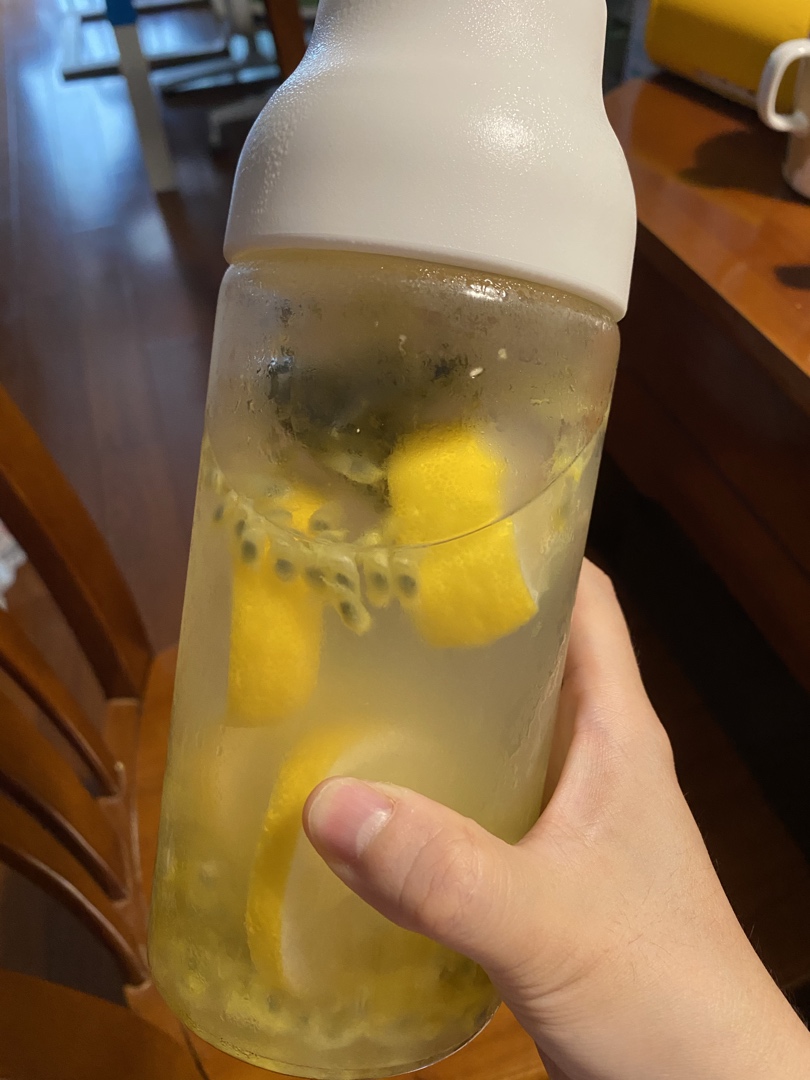 夏日人气饮品，柠檬百香果水果茶