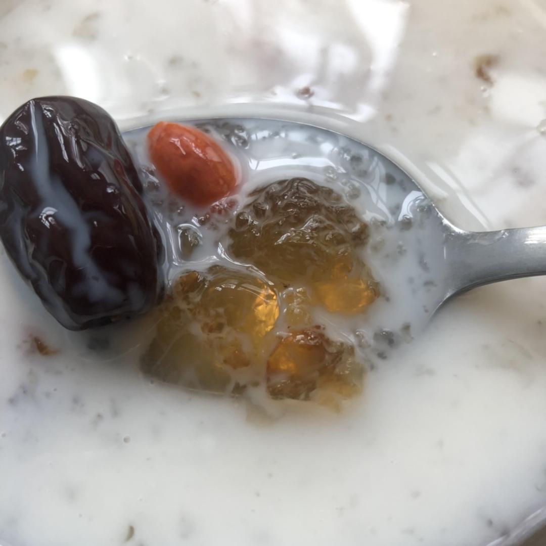 桃胶皂角米雪燕羹