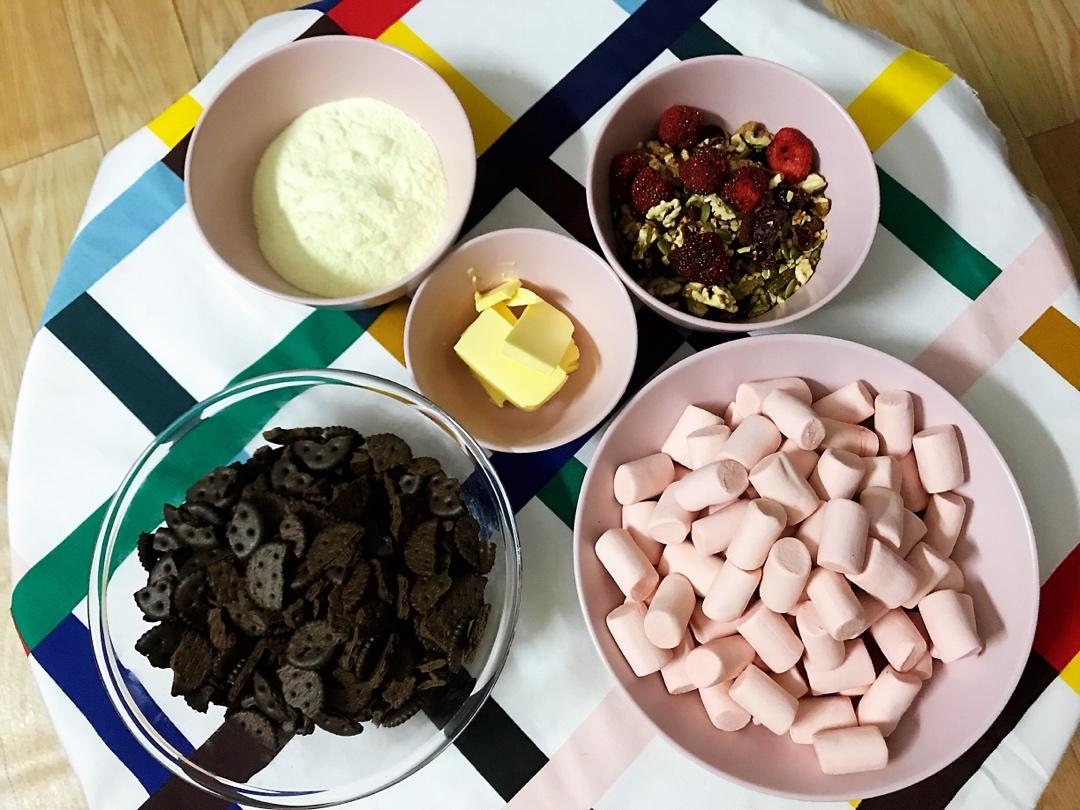 奥利奥草莓雪花酥