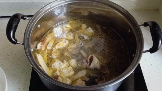 茶树菇煲鸡汤