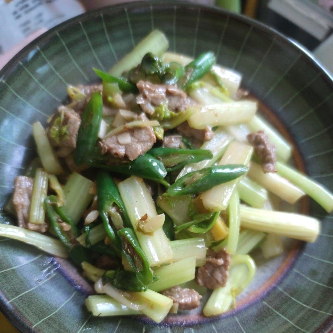 好吃到邻居敲门蹭饭的芹菜炒牛肉！