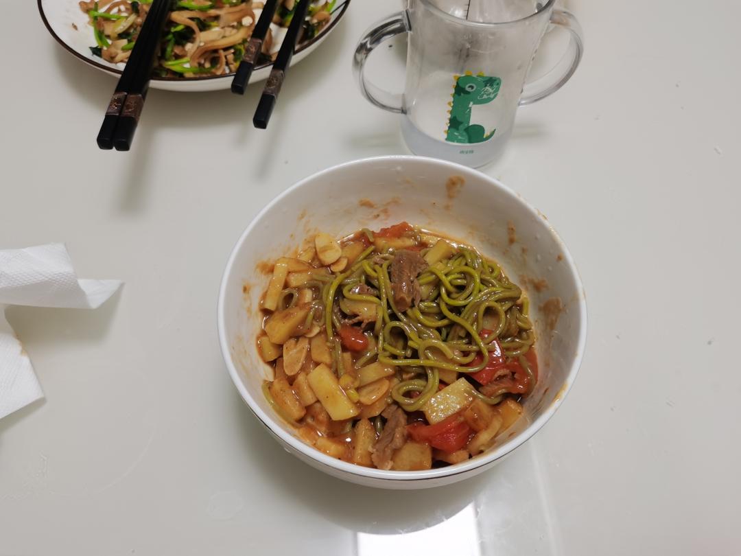 好吃到舔碗底番茄土豆肥牛焖面❗️十分钟快手