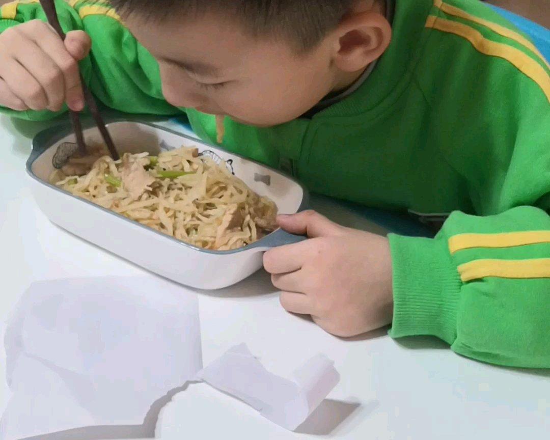 家常蒜苔肉炒饼，简单又美味