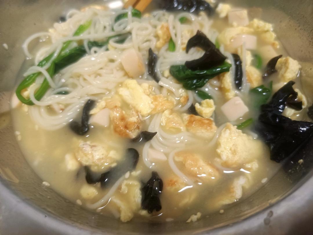 菠菜鸡蛋面