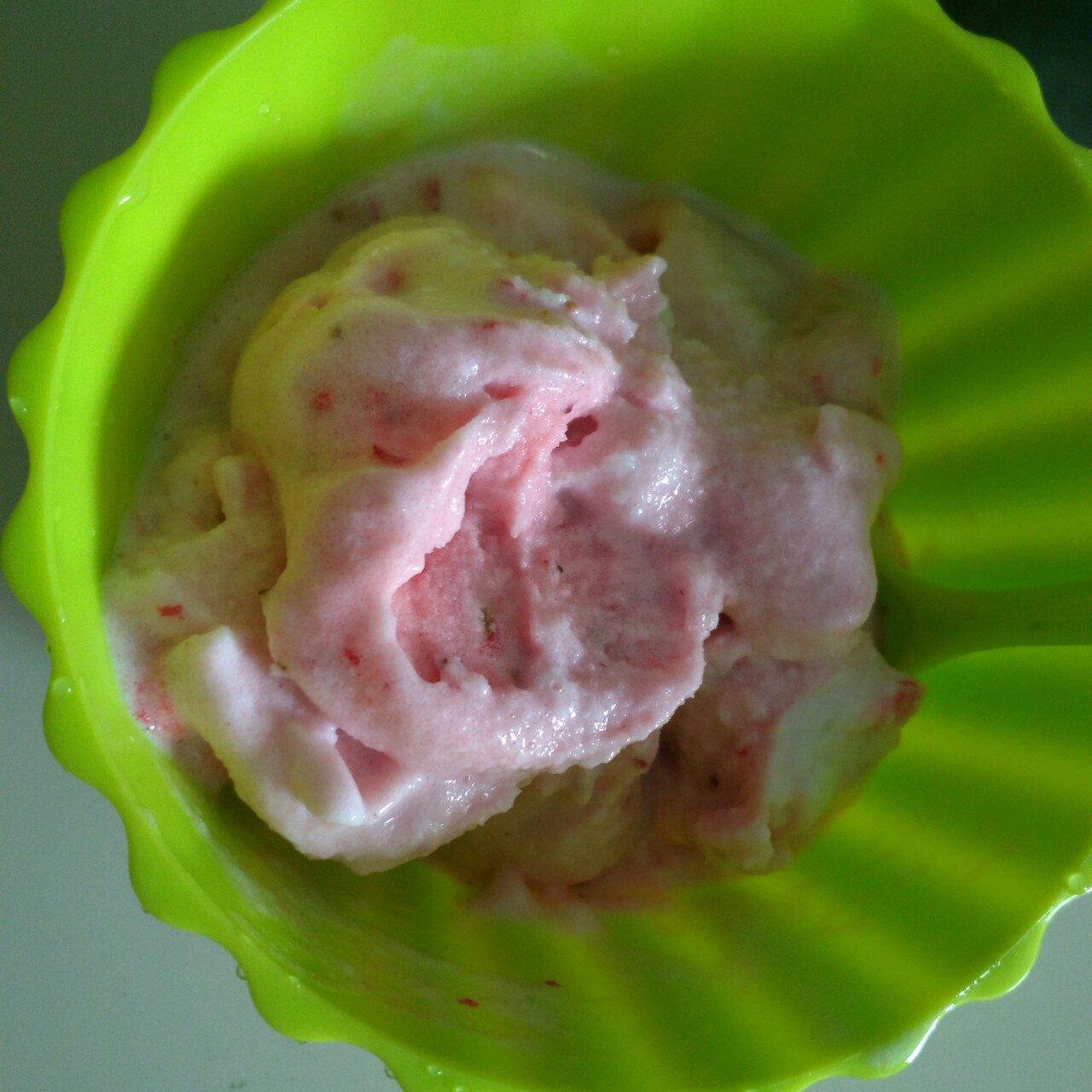 草莓牛奶冰淇淋