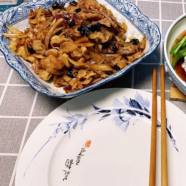 鲜香洋葱炒羊肉片（超简单 厨房小白也可以做的好吃 重在火候变化和发挥每一种食材的味道）