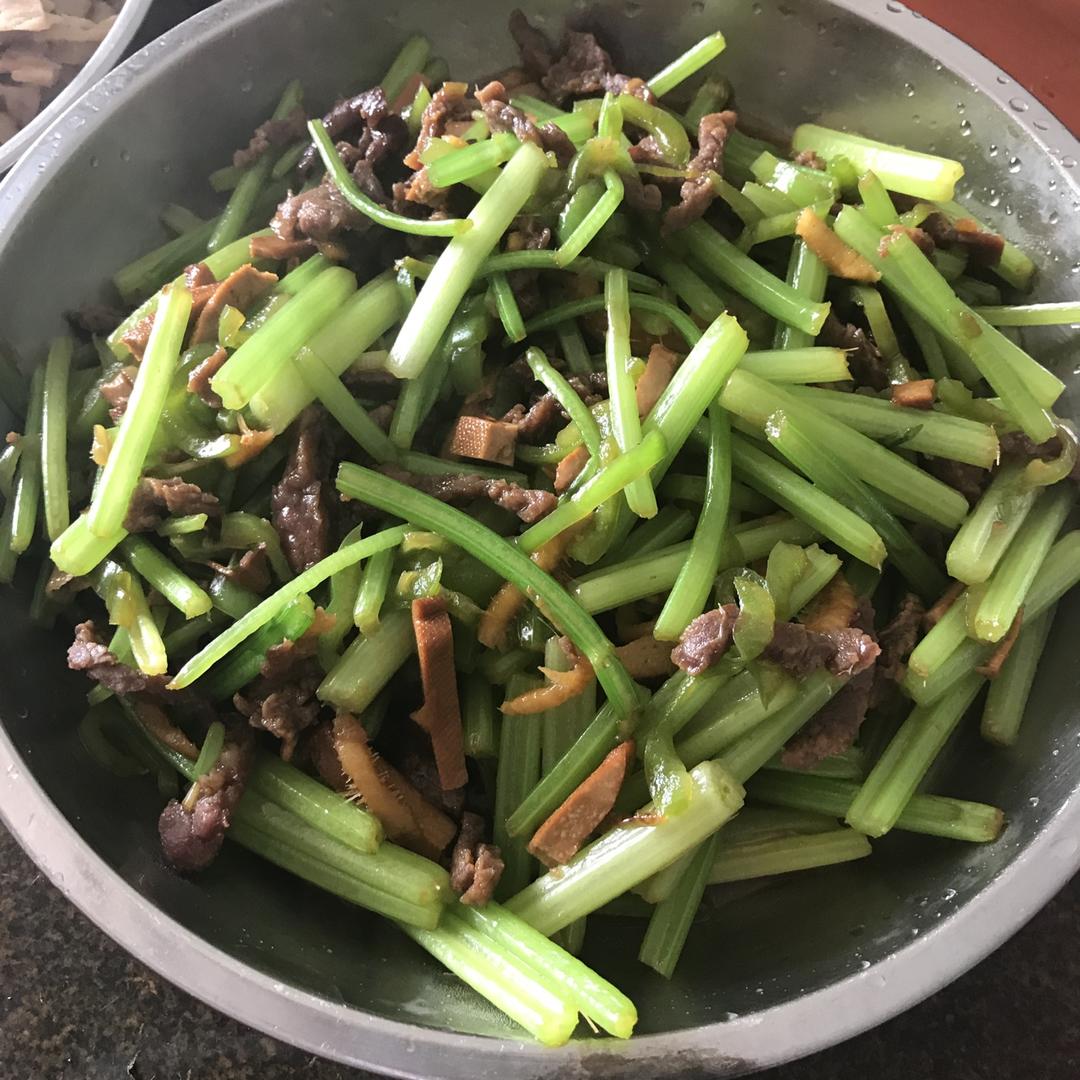 芹菜炒牛肉