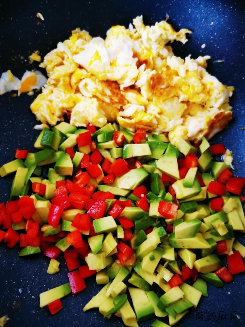 家常牛油果炒饭的做法