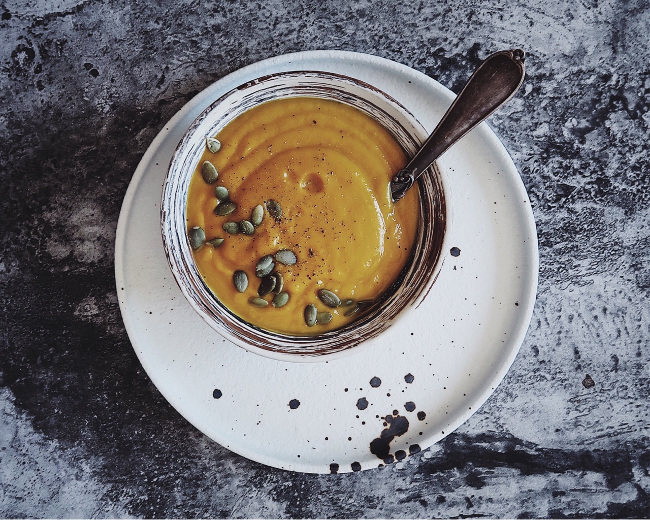 暖意正足：咸蛋黄奶油南瓜浓汤的做法